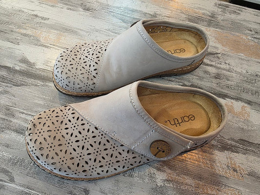 Earth Erinn Laser Cut Clogs Size 7.5