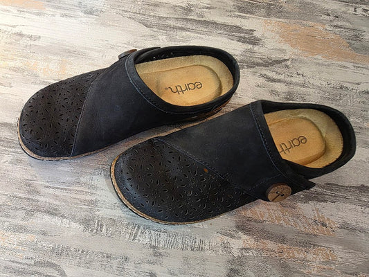 Earth Erinn Laser Cut Clogs Size 7.5