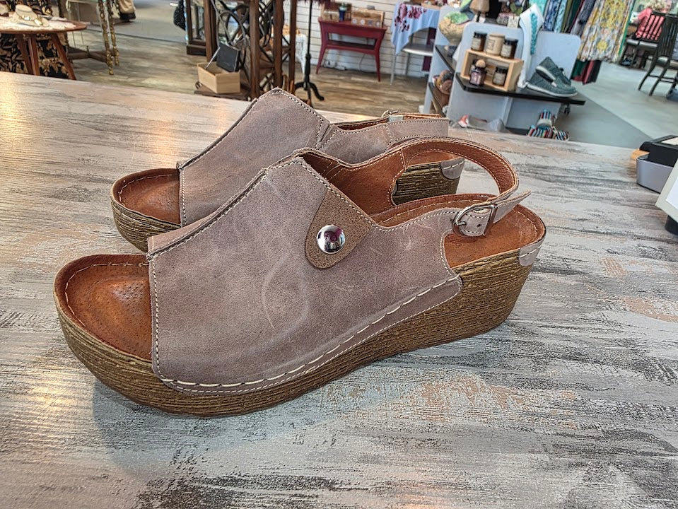 V Italia Leather Wedge Sandal Sz 40/10
