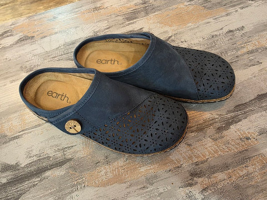 Earth Erinn Laser Cut Clogs Size 7.5