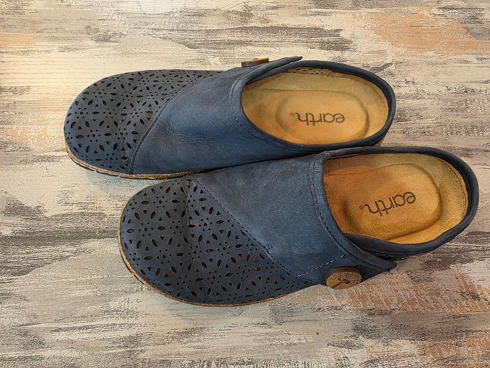 Earth Erinn Laser Cut Clogs Size 7.5