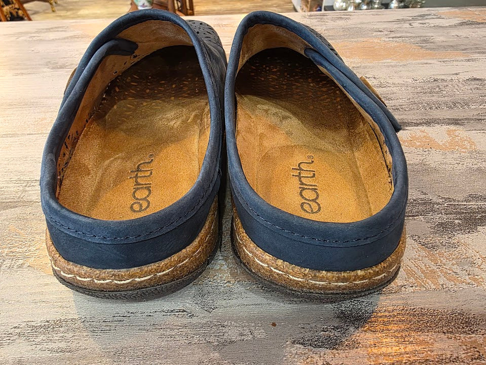 Earth Erinn Laser Cut Clogs Size 7.5