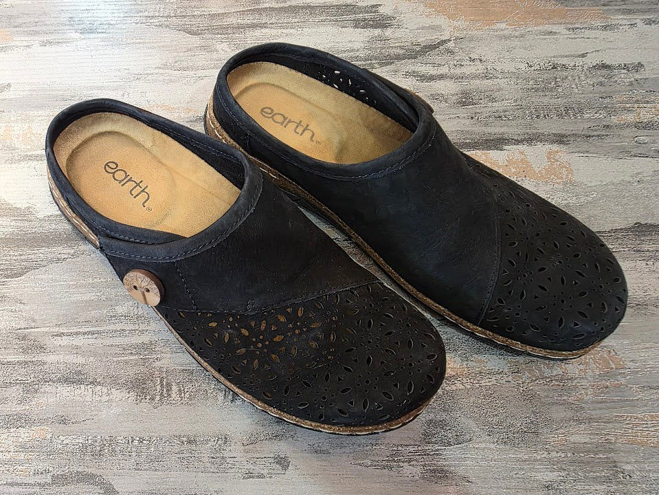 Earth Erinn Laser Cut Clogs Size 7.5