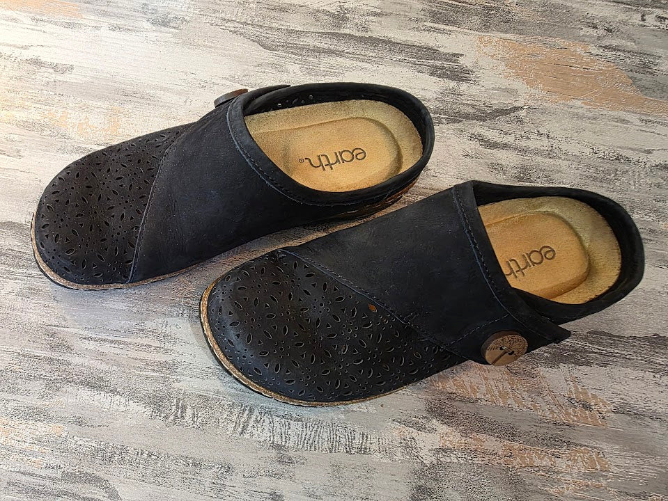 Earth Erinn Laser Cut Clogs Size 7.5