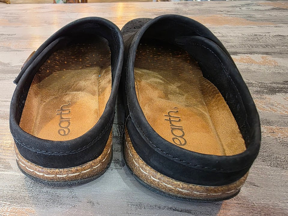 Earth Erinn Laser Cut Clogs Size 7.5